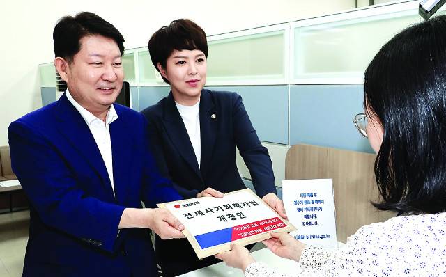 국민의힘 권영진(왼쪽)·김은혜 의원이 15일 서울 여의도 국회 의안과를 방문해 당 소속 의원 108명 전원이 서명해 당론으로 발의한 ‘전세사기 피해자 지원 및 주거안정에 관한 특별법 일부개정법률안’을 제출하고 있다. 이병주 기자