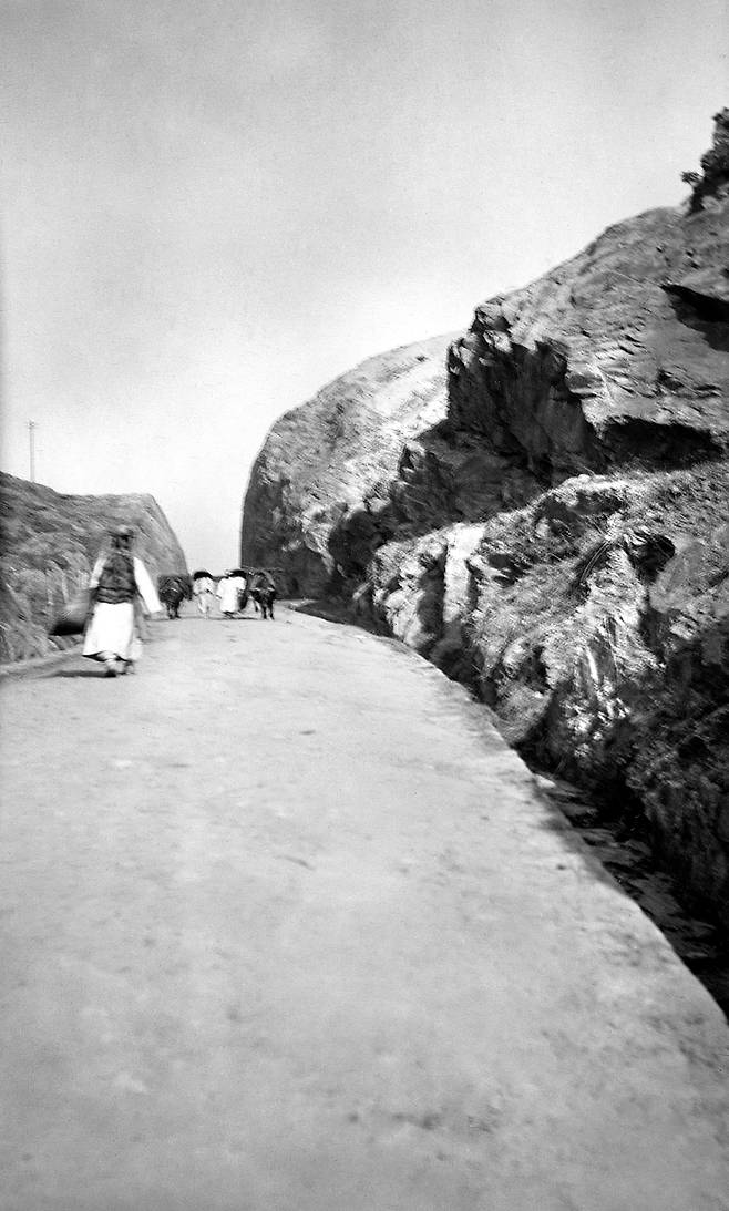 무악재(1906~1907년). 몇사람이 겨우 지나갈 만큼 폭이 좁다. [국립민속박물관(헤르만 산더 기증사진)]