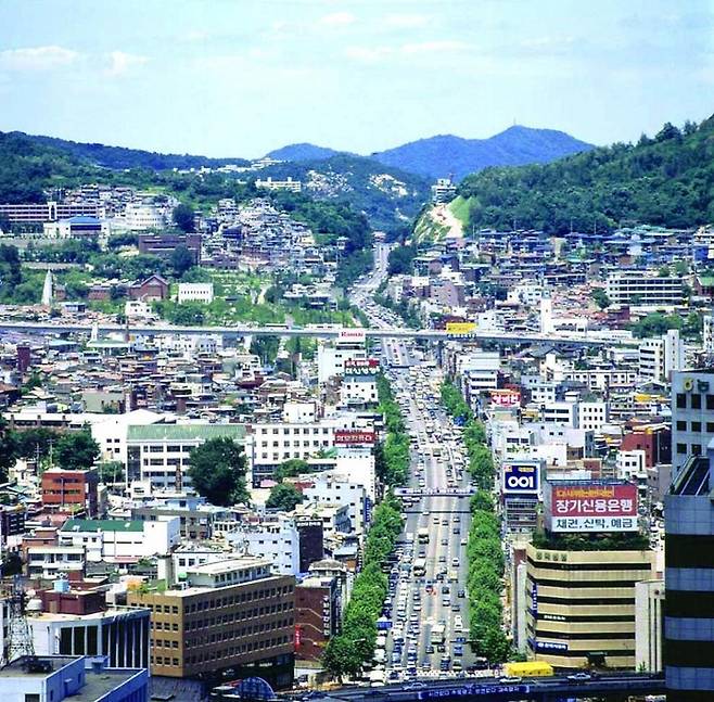 무악재(1993년 7월 촬영). 1935년부터 시작해 여러차례 확장공사가 이뤄졌다. [서울역사편찬원]