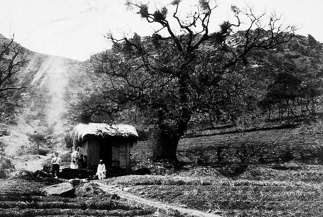 고갯길 입구의 성황당(일제강점기). [국립민속박물관(송석하 기증사진)]
