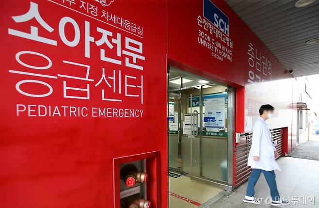 (천안=뉴스1) 김기태 기자 = 16일 순천향대 천안병원 응급의료센터가 의료진 부족으로 운영이 중단된 가운데 의료진이 응급실 앞을 지나고 있다. 2024.7.16/뉴스1  Copyright (C) 뉴스1. All rights reserved. 무단 전재 및 재배포,  AI학습 이용 금지. /사진=(천안=뉴스1) 김기태 기자