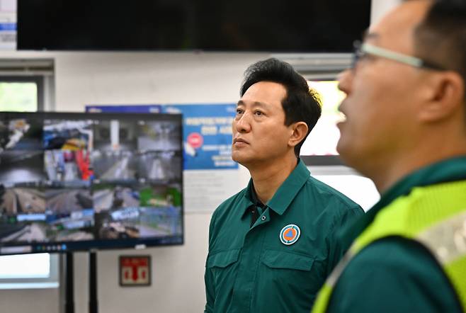 오세훈 서울시장이 15일 서울 노원구 상계동의 도봉지하차도를 방문해 지하차도 관리현황과 풍수해 대비 태세 점검에 나섰다. /사진 제공=서울시