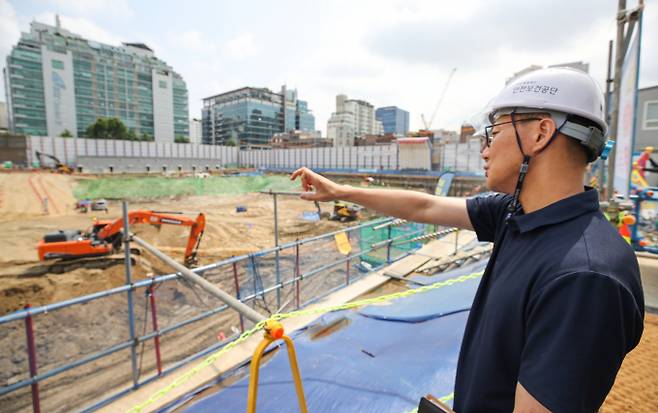 시설물안전법 시행령 일부 개정안이 16일 열린 국무회의에서 의결돼 다음날부터 시행에 들어간다. 사진은 고용노동부 서울남부지청 소속 산업안전감독관이 지난해 서울 영등포구의 한 건설현장을 찾아 장마철 및 폭염 대비 현장점검을 하던 모습. /사진=뉴시스