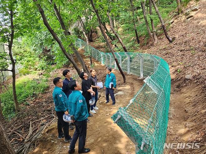 [인천=뉴시스] 인천 연수구 관계자들이 장마철 산사태 우려지역에서 추가 긴급점검을 진행하고 있다. (사진=연수구 제공)