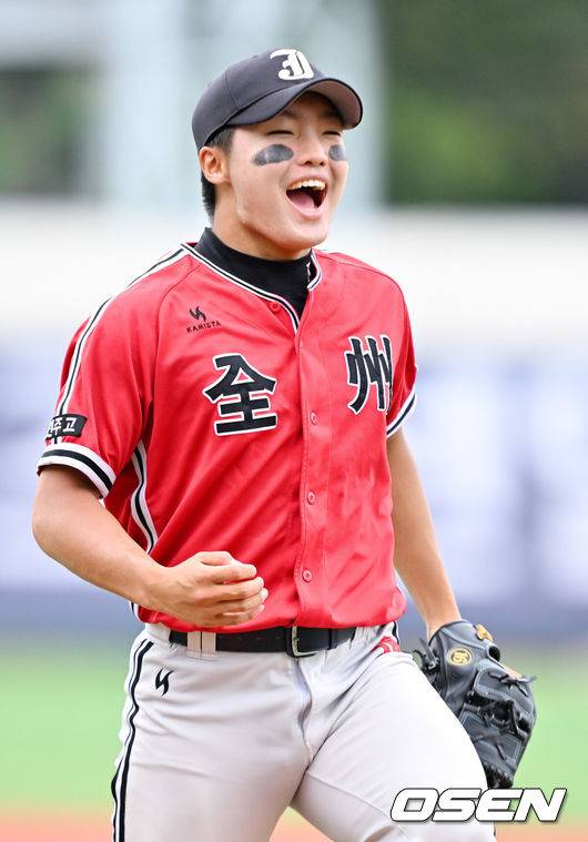 [OSEN=목동, 민경훈 기자] 16일 오후 서울 목동구장에서 제79회 청룡기 전국고교야구선수권대회 겸 주말리그 왕중왕전 전주고와 마산용마고 결승전이 진행됐다.전주고는 이번이 첫 청룡기 결승 진출, 마산용마고는 44년 만에 다시 맞는 청룡기 결승이다.전주고 에이스 정우주가 1회말 1사 만루 위기에 구원 등판해 무실점으로 이닝을 마친 후 환호하고 있다.&nbsp; 2024.07.16  / rumi@osen.co.kr