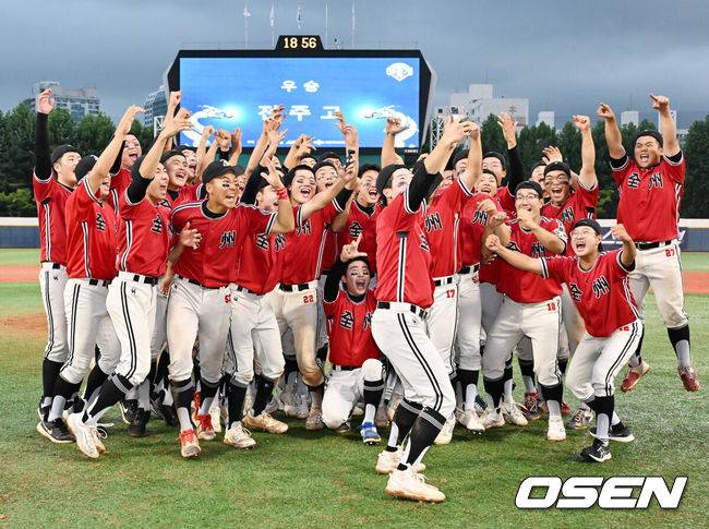 [OSEN=목동, 민경훈 기자] 에이스 정우주의 완벽한 투타겸업을 등에 업은 전주고가 4시간 30분이&nbsp;넘는 혈투 끝 39년 만에 전국대회 정상에 올랐다.&nbsp;주창훈 감독이 이끄는 전주고등학교는 16일 서울 목동구장에서 열린 제79회 청룡기 고교야구선수권대회 겸 주말리그 왕중왕전 마산용마고등학교와의 결승전에서 14-5&nbsp;대승을 거두며 우승을 차지했다.&nbsp;1977년 창단 후 첫 청룡기 결승에 진출한 전주고는 1985년 황금사자기 우승 이후 무려 39년 만에 전국대회 정상에 올랐다. 지난 2022년 대통령배 준우승, 올해 4월 이마트배 전국고교야구대회 준우승의 아쉬움을 말끔히 씻어냈다. 경기를 마치고 전주고 선수단이 우승의 기쁨을 나누고 있다. 2024.07.16  / rumi@osen.co.kr