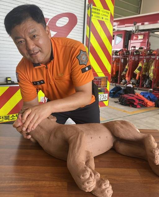 전북 완주소방서 백광일 119구조대장이 반려동물 심폐소생술(CPR) 시범을 보이고 있다. 완주=김동욱 기자