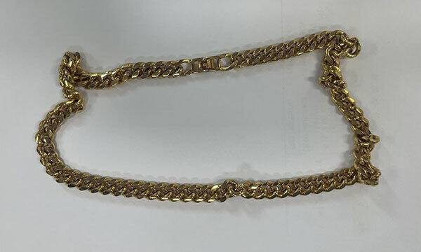 충북 청주지역 노래방 업주에게 모조품 목걸이를 금목걸이로 속여 담보로 제공하고 금품을 가로챈 일당이 검거됐다. 충북경찰청 제공