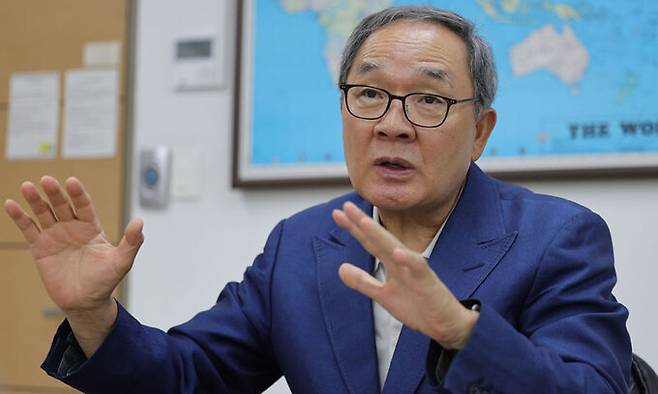 양무진 북한대학원대학교 총장이 지난 10일 서울 종로구 삼청동 이 대학 총장실에서 세계일보와 만나 남북관계와 북한학의 현황과 전망에 대해 이야기하고 있다. 이재문 기자