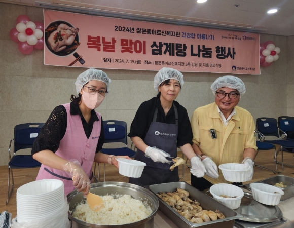 지난 15일 ‘복날 맞이 삼계탕 나눔 행사’에 참여해 어르신들에게 음식을 직접 배식한 홍국표 의원