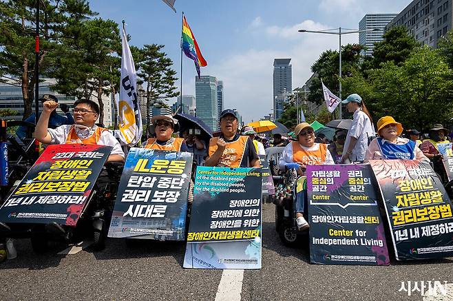 전국장애인차별철폐연대 회원들이 7월1일 서울 여의도 국회 앞에서 열린 '장애등급제 진짜 폐지 전국 결의대회'에서 구호를 외치고 있다. ⓒ시사IN 박미소