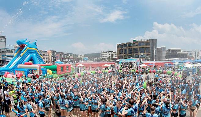 지난해 열린 보령머드축제에 참가한 세계 잼버리 대원들이 축제를 즐기는 모습.ⓒ보령시