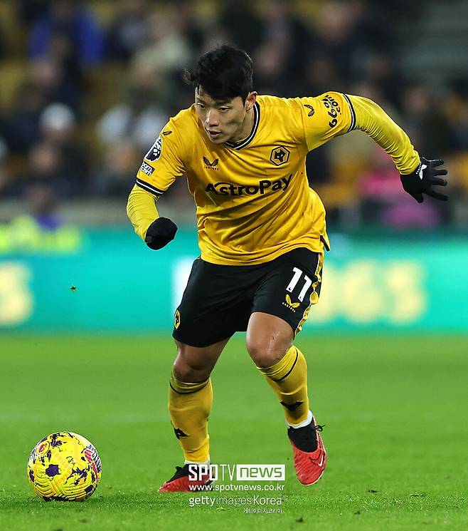 ▲ 올시즌 프리미어리그 29경기 12골 4도움을 기록했다. 역대 한국인 프리미어리그 득점 2위와 개인 커리어하이를 찍은 뒤 인천공항에서 취재진과 만나 "프리미어리그에서 12골을 넣었다. 나쁘지 않았다고 생각한다. 자신감을 얻었고 더 잘하고 싶다는 동기부여를 얻었다. 박지성은 프리미어리그 진출 꿈을 꾸게 해준 분이고 국가대표를 꿈꾸게 해줬다. 그런 분 기록을 넘을 수 있어 영광"이라고 말했다. 한국에서 휴식한 뒤 유럽으로 돌아갔는데 울버햄튼 프런트에 마르세유로 이적하고 싶다는 뜻을 전달했다. 이적설이 돌면 프리시즌엔 이탈리아 세리에A 승격 팀 코모에 인종차별적 발언까지 들었다