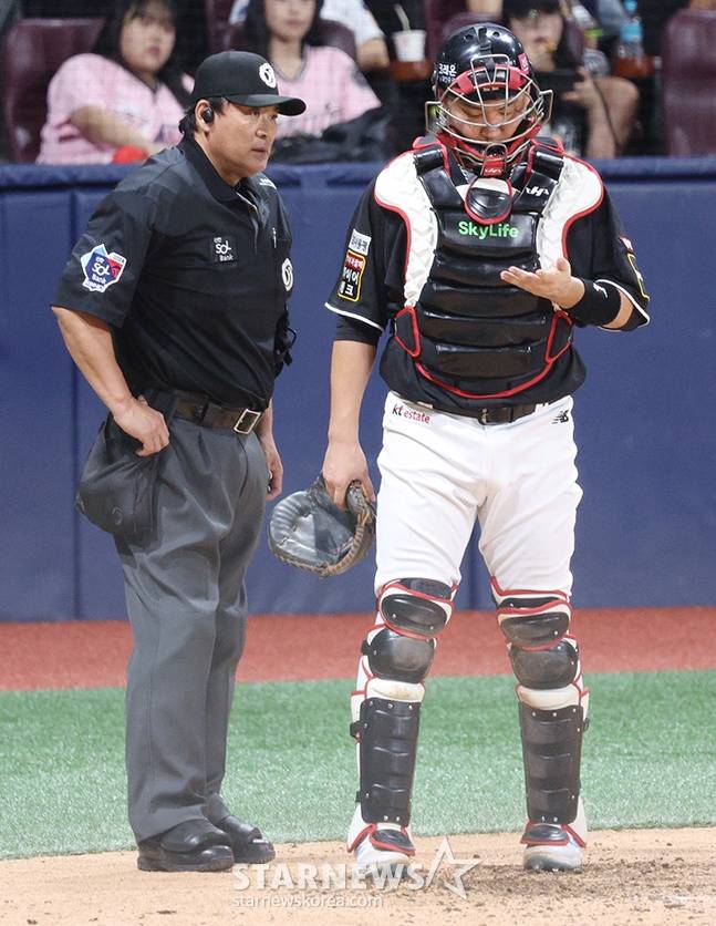 [포토] 피치컴 점검하는 장성우