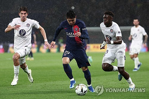 PSG(파리 생제르맹)이 이강인 영입을 원하는 클럽으로부터 거액의 이적료를 제안받았으나 이를 거절한 것으로 알려졌다. 익명의 프리미어리그(PL) 클럽이 이강인을 영입하기 위해 PSG에 한화 1000억이 넘는 제안을 건넸음에도 PSG가 이를 받아들이지 않은 것이다. 그러나 일각에서는 최근 PSG가 나폴리의 공격수 빅터 오시멘을 영입하기 위해 이강인을 협상 카드 중 하나로 포함시켰다는 보도를 두고 이번 소식이 흔히 말하는 언론 플레이일 수 있다는 추측도 나오는 중이다. 앞서 이탈리아 이적시장 전문가 잔루카 디 마르지오가 이를 보도한 바 있다. 사진 연합뉴스