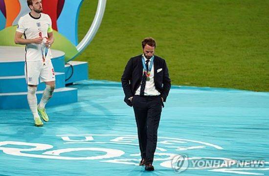 2016년부터 잉글랜드 축구대표팀을 8년간 이끌며 102경기를 지휘했던 개러스 사우스게이트 감독이 물러난다. 사우스게이트 감독은 4차례 메이저대회에서 준우승 2회, 4강 1회, 8강 1회를 딜성하며 축구종가의 새 전성기를 열어젖혔다. 그러나 우승컵 없이 물러나는 아쉬움 역시 풀지 못하고 총총히 떠나게 됐다. 연합뉴스