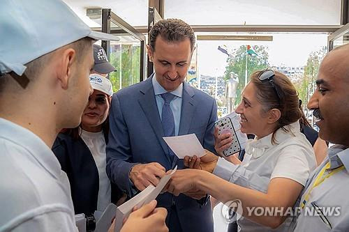 총선 투표소의 바샤르 알아사드 시리아 대통령 [시리아 대통령실 제공/AFP=연합뉴스]