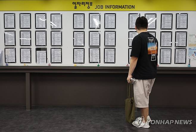 일자리 정보 살피는 시민 (서울=연합뉴스) 신현우 기자 = 통계청이 6월 고용동향을 발표한 10일 오전 마포구 서울서부 고용복지플러스센터를 찾은 시민이 일자리 정보를 살피고 있다. 2024.7.10 nowwego@yna.co.kr