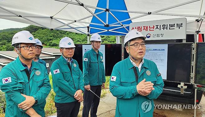 예천 산사태 복구지역 점검하는 산림청장 (대전=연합뉴스) 임상섭 산림청장(오른쪽)이 16일 경북 예천군 효자면 백석리를 찾아 산사태 복구 상황을 점검하고 있다. 해당 지역은 지난해 7월 대규모 산사태가 발생했던 곳으로, 최근 피해 복구가 완료됐다. 2024.7.16 [산림청 제공. 재판매 및 DB 금지] sw21@yna.co.kr