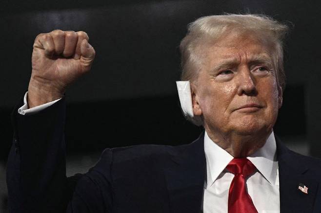 도널드 트럼프 전 대통령이 15일(현지시간) 위스콘신 주 밀워키에서 진행된 공화당 전당대회 첫날 깜짝 참석해 주먹을 불끈 쥐고 손을 흔들고 있다. (사진=AFP)