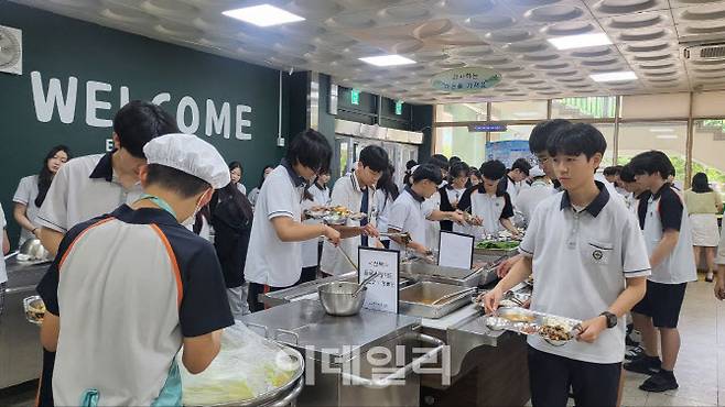 화성 동탄중 학생들이 자율선택급식으로 결정한 메뉴를 받아들고 있다.(사진=경기도교육청)