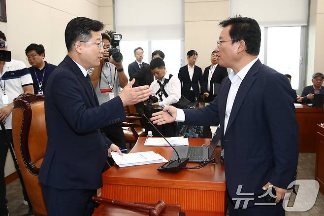 국회 환노위 여당 간사인 김형동 국민의힘 의원(오른쪽)이 16일 오전 서울 여의도 국회에서 열린 환경노동위원회 전체회의에서 안호영 위원장에게 의사일정과 관련해 항의하고 있다. 2024.7.16/뉴스1 ⓒ News1 이광호 기자