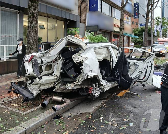 17일 오전 6시26분쯤 대구 동구 신천동에서 인도로 돌진해 가로수와 건물을 들이받은 차량이 형체를 알아볼 수 없을 정도로 크게 부서졌다. 사고로 탑승자와 보행자 등 2명이 중경상을 입었고 사고를 낸 운전자는 달아났다.(대구소방안전본부 제공) 2024.7.17/뉴스1 ⓒ News1 이성덕 기자