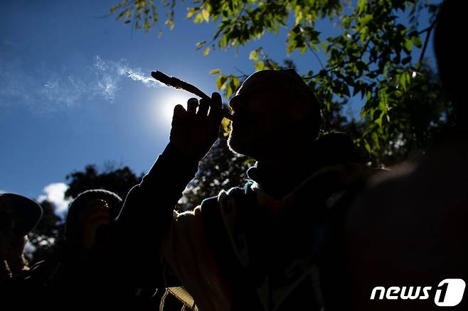 한 남성이 대마초를 흡연하고 있다. (자료사진) (사진은 기사 내용과 무관함) ⓒ AFP=뉴스1 ⓒ News1 정윤영 기자