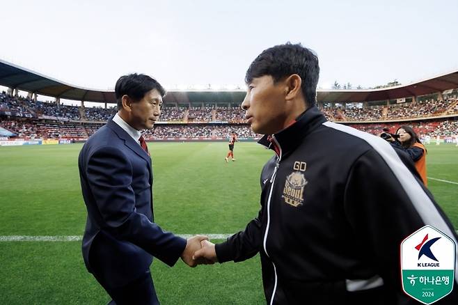 포항 스틸러스 박태하(왼쪽) 감독과 FC서울 김기동 감독. 제공 | 한국프로축구연맹