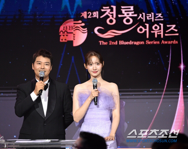 제2회 청룡시리즈어워즈(Bluedragon Series Awards)가 19일 인천 파라다이스시티에서 열렸다. MC 전현무와 임윤아가 진행을 하고 있다. 인천=최문영 기자deer@sportschosun.com/2023.07.19/