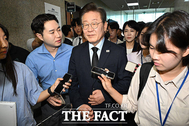더불어민주당 당대표 연임에 도전하는 이재명 후보의 우클릭에 관심이 쏠린다. 지난 15일 오전 서울 여의도 국회에서 제1회 전국당원대회 후보자 공명선거실천 서약식을 마친 후 회의실을 나서며 취재진의 질문을 받는 이 후보. /남윤호 기자