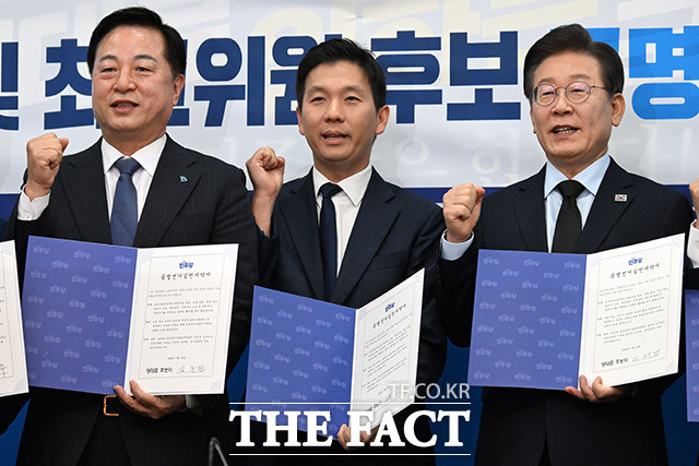 '이재명답지 않은' 우클릭에 일부 진보 세력이 떠날 가능성은 물론 진영 내 논쟁이 격화될 수 있다는 우려도 있다. 15일 열린 공명선거 실천 서약식에서 김두관 후보와 김지수 후보, 이재명 후보. (왼쪽부터) / 남윤호 기자