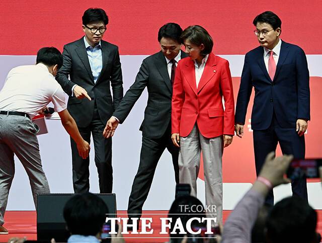 한동훈, 원희룡, 나경원, 윤상현 국민의힘 당대표 후보(왼쪽부터)가 17일 오후 경기도 고양시 일산서구 고양 소노 아레나에서 열린 국민의힘 제4차 전당대회 서울·인천·경기·강원 합동연설회에 참석해 기념사진 촬영 준비를 하고 있다. 고양=배정한 기자