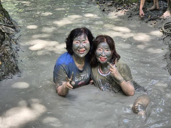 해양 심층수와 화산재가 만든 골짜기에서 즐기는 온몸 머드팩 놀이