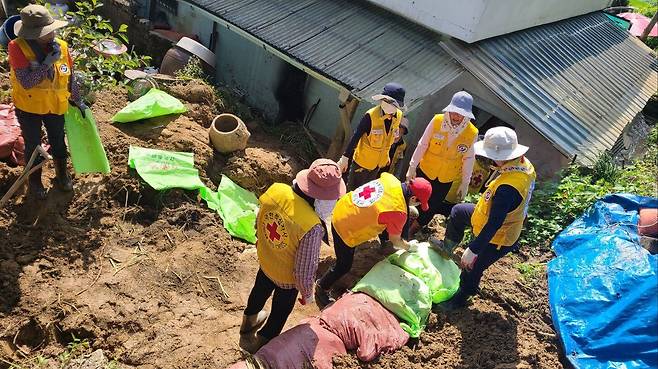 16일 대한적십자사 충북지사 봉사원들이 충북 영동군 폭우 피해지역에서 복구활동을 전개하고 있다. /대한적십자사