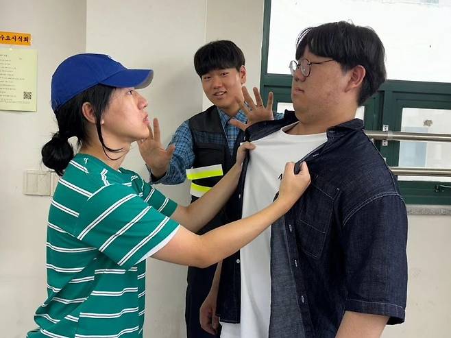 어도어 민희진 대표로 변신한 학생이 방시혁 하이브 의장으로 꾸민 학생의 멱살을 잡는 모습. /의정부고등학교학생자치회 인스타그램