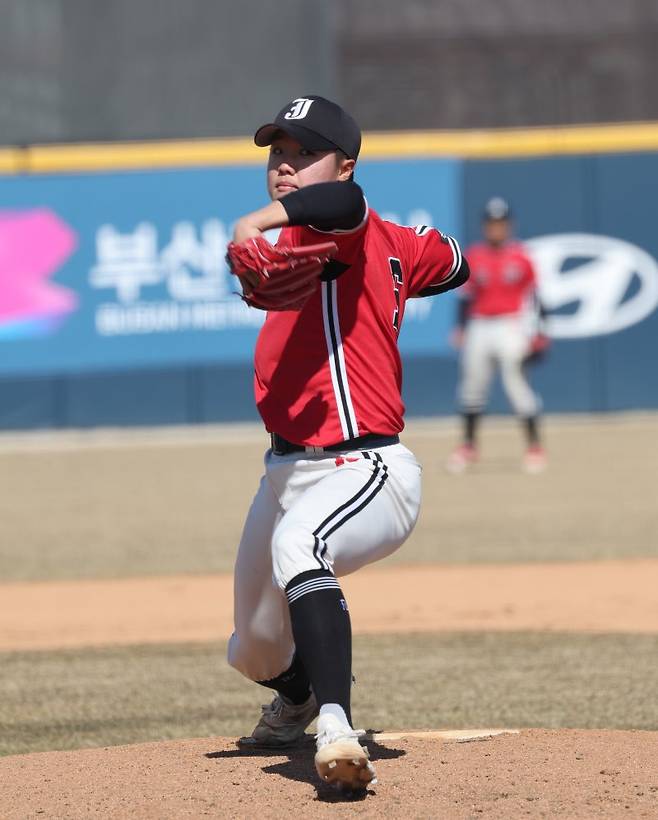 전주고 정우주가 제11회 전국명문고야구열전 결승전에 등판해 투구하고 있다. 그는 현재 최고 156km의 강속구를 뿌리며 고교 최고의 투수로 평가받고 있다. / 사진 = 서동일 기자