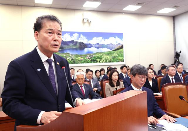 김영호 통일부 장관이 17일 국회에서 열린 외교통일위원회 전체회의에서 업무보고를 하고 있다. 연합뉴스