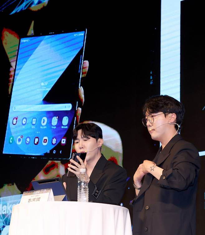 테크 유튜브 채널 '인스펙팅룸'의 엄준(왼쪽, 본명 엄종수)과 별남(안상호)이 17일 서울 용산구 서울드래곤시티에서 열린 '2024 K포럼'에서 삼성전자 폴더블폰 신제품 '갤럭시Z 플립·폴드6' 언박싱을 진행하고 있다. 김민규 기자