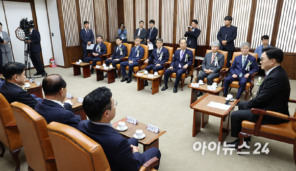 우원식 국회의장이 17일 국회에서 제헌절 행사에 앞서 한덕수 국무총리와 조희대 대법원장, 이종석 헌법재판소장, 노태악 중앙선거관리위원장, 최재해 감사원장 등 4부 요인과 여야 지도부 등 의원들과 환담하고 있다. [사진=국회사진취재단]