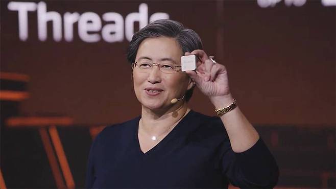 2020년 10월, 라이젠 5000 시리즈를 소개하는 리사 수 AMD 회장 / 출처=AMD