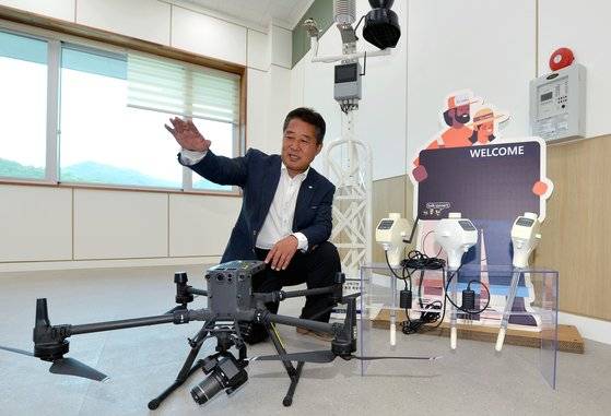 연제홍 스마트농업지원센터장이 지난 5월 17일 충북 괴산군 불정면 노지 콩 스마트 생산단지 안에서 자율주행 드론과 기상센서, 토양센서를 설명하고 있다. 프리랜서 김성태