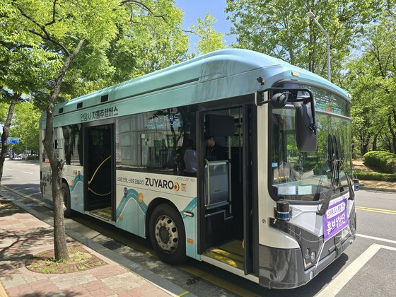 자율주행버스 '주야로' 외관. 버스 정면과 측면에 자율주행 버스를 나타내는 글귀가 적혀있다. 오삼권 기자.