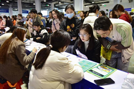 지난 3월 24일 중국 동부 안후이성 푸양에서 열린 취업박람회에 대학생들이 참석하고 있다. AFP=연합뉴스