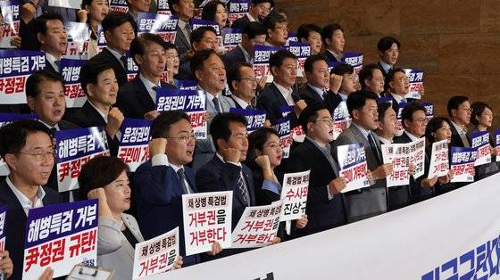 더불어민주당 등 야당 의원들이 9일 오후 국회 본청 로텐더홀 계단에서 채상병 특검법 거부권 행사 규탄대회를 하고 있다. 강정현 기자