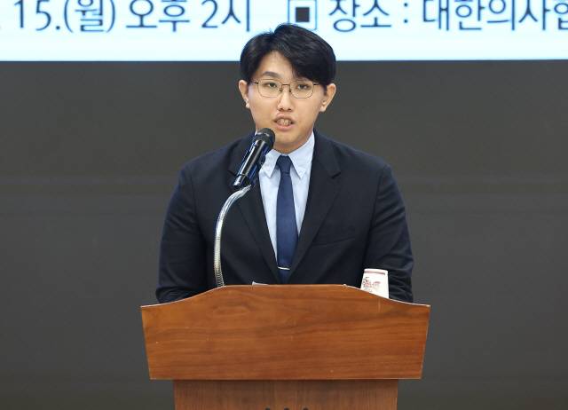 ▲ 채동영 대한의사협회 홍보 이사가 지난 15일 오후 서울 용산구 의협 회관에서 열린 ‘올바른 의료를 위한 특별위원회’ 관련 사실 정정 및 현안 관련 기자회견에서 발언하고 있다. 연합뉴스