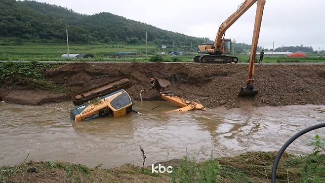 ▲전남의 기록적인 폭우로 굴삭기가 넘어진 모습
