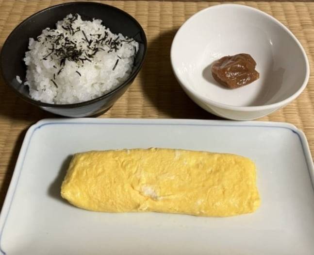 '절대퇴사맨'이란 닉네임을 쓰는 일본 남성이 20여년간 9300만엔(약 8억 1200만원)을 모았다며 올린 자린고비 식단. /출처=X(옛 트위터)