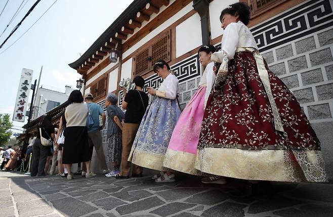초복을 하루 앞둔 14일 서울 종로구의 한 삼계탕 전문점을 찾은 시민과 외국인 관광객들이 길게 줄을 지어 입장 순서를 기다리고 있다. 사진=뉴스1