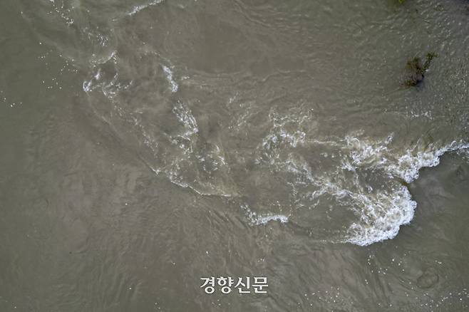 지난해 경북 예천 수해 피해 실종자를 수색하다 급류에 휘말려 목숨을 잃은 해병대 채 상병의 1주기를 나흘여 앞둔 15일 사고 지역 인근 보문교에서 바라본 내성천에 물살이 소용돌이치며 흐르고 있다. 문재원 기자